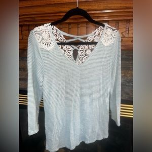 Beautiful soft long sleeve shirt with lace design on back. Blue/white. Size s